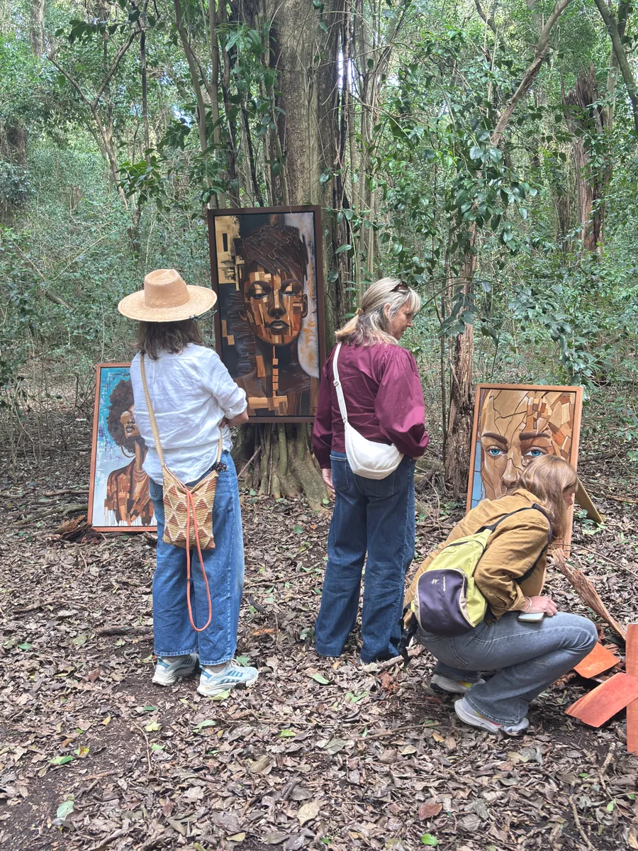 Visitantes mirando las obras entre los árboles, muestra de Estancia La Margarita