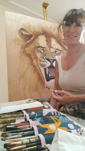 Carina Gasparin trabajando en su taller