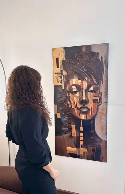 Carina Gasparin observando su obra